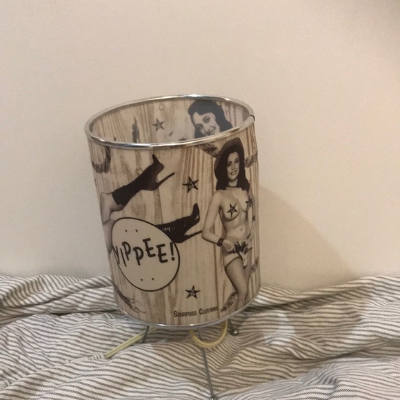 Sourpuss pinup cowgirl lamp - Picture 2 of 5